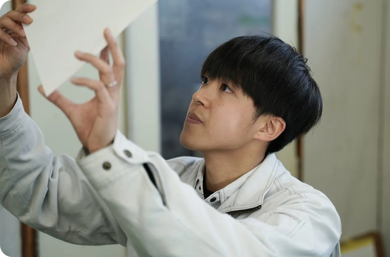 研究開発職で働く森井さんの写真