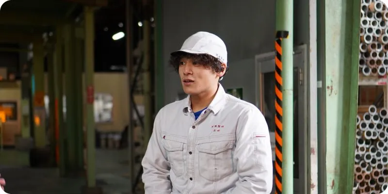 製造設備を確認する製造職社員