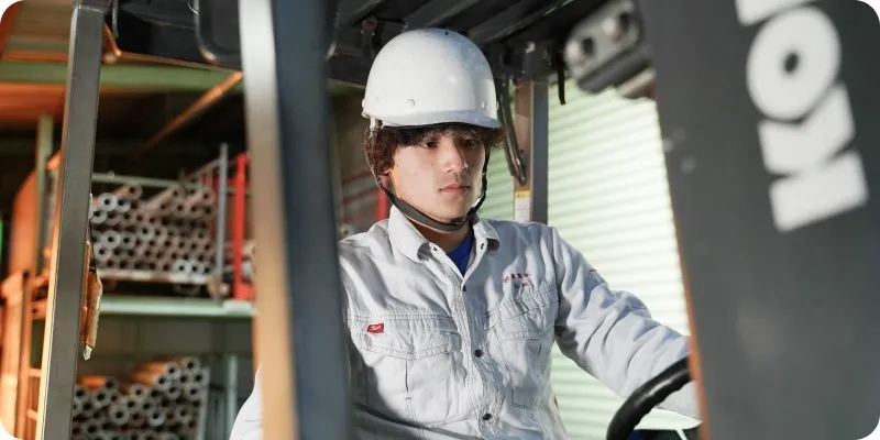 機械前で作業する製造職社員