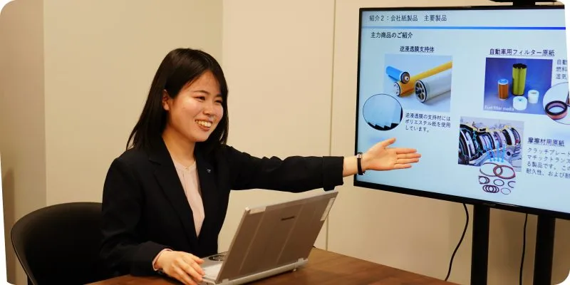 資料説明を行う営業職社員