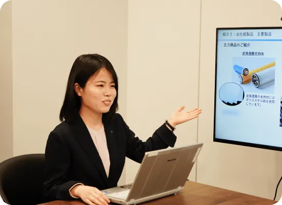 お客様と打ち合わせする営業社員