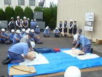 （徳島西消防署の指導による 一次救命訓練の様子）