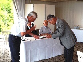 (OB会からの御祝贈呈)