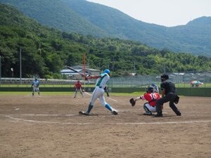 (ヒットを放つ川成社員[徳島工場] )